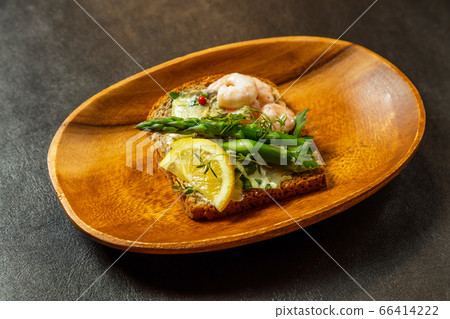 斯堪的納維亞風格的開放式三明治丹麥美食開放式三明治 66414222