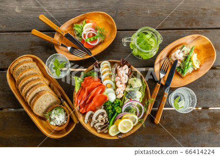 斯堪的納維亞風格的開放式三明治丹麥美食開放式三明治 66414224