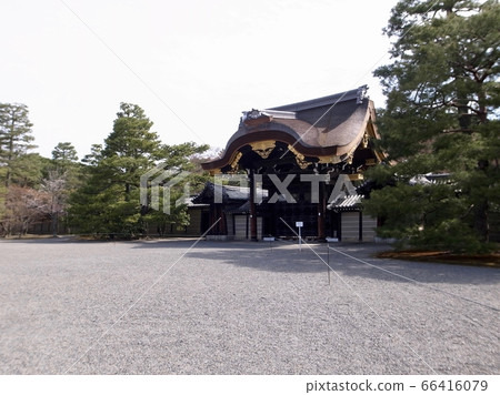 [京都]春季的京都御所（Kenchumon） 66416079