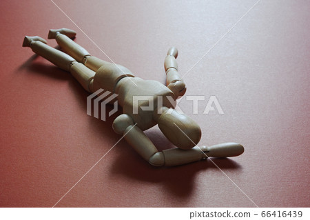 模型娃娃躺在它的背上[紅色背景] 66416439