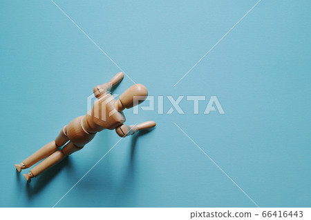 Model doll that sags with both knees and hands [blue background, top view] 66416443