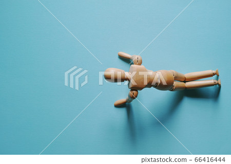 Model doll that sags with both knees and hands [blue background, top view] 66416444