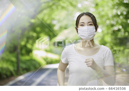 跑步與一個面具的一個少婦以新鮮的綠色 66416506