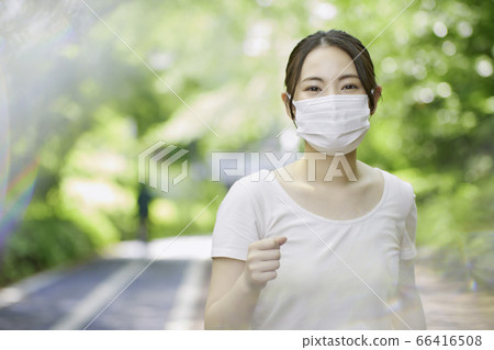 跑步與一個面具的一個少婦以新鮮的綠色 跑步與一個面具的一個少婦以新鮮的綠色 66416508