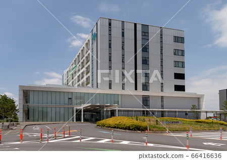 筑波市政廳政府大樓與雲彩和藍天在背景中 筑波市政廳政府大樓與雲彩和藍天在背景中 66416636