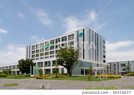 筑波市政廳政府大樓與雲彩和藍天在背景中 筑波市政廳政府大樓與雲彩和藍天在背景中 66416637