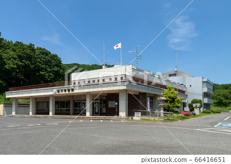 Sakuragawa City Hall Government building fluttering against the blue sky 66416651