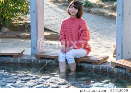 Women taking footbath on girls' trip [January] 66418099