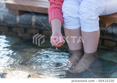 A woman who scoops footbaths on a girl's trip [January] [Photographing cooperation Onishi Ishibozu Hell] 66418100