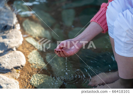 A woman who scoops footbaths on a girl's trip [January] [Photographing cooperation Onishi Ishibozu Hell] 66418101