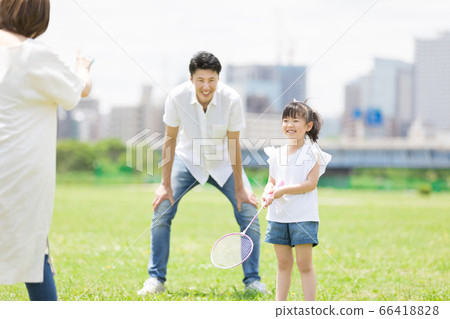 Parents and children playing badminton (new lifestyle image) 66418828