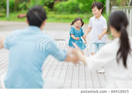 孩子跑向父母 孩子跑向父母 66418925