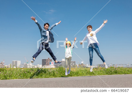 Parent and child jumping Parent and child jumping 66419087