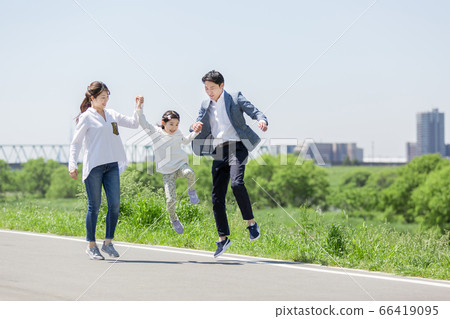 走的家庭在銀行的握手 66419095