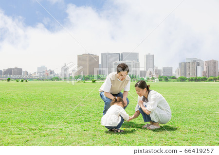 父母和孩子在戶外散步(新的生活方式圖像) 父母和孩子在戶外散步(新的生活方式圖像) 66419257