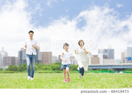 Parents and children running outdoors (new lifestyle image) 66419473