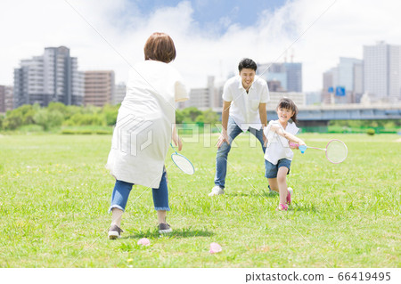 Parents and children playing badminton (new lifestyle image) 66419495