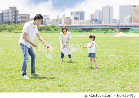 父母和孩子打羽毛球（新的生活方式圖像） 66419496