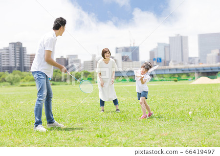 父母和孩子打羽毛球（新的生活方式圖像） 66419497