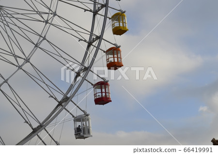 Ferris wheel  66419991