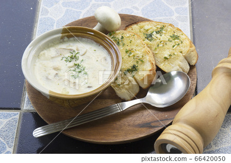 Garlic Bread and Cream Mushroom Soup Garlic Bread and Cream Mushroom Soup 66420050
