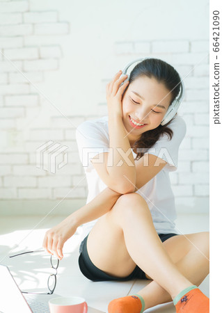 Woman working at home 66421090