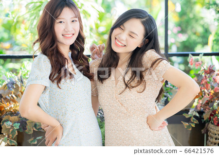 Women, couple, lifestyle 66421576