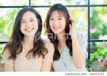 Women, couple, lifestyle 66421583