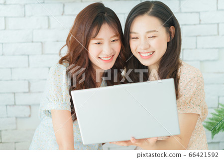 Women, couple, lifestyle Women, couple, lifestyle 66421592