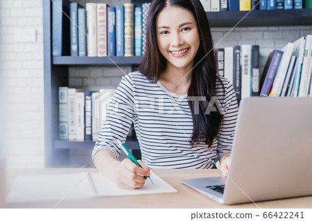 年輕漂亮的女人圖書館工作備忘錄微笑書閱讀人材料 年輕漂亮的女人圖書館工作備忘錄微笑書閱讀人材料 66422241