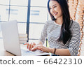 年輕人相當女性辦公室工作者遠程工作備忘錄人材料 66422310