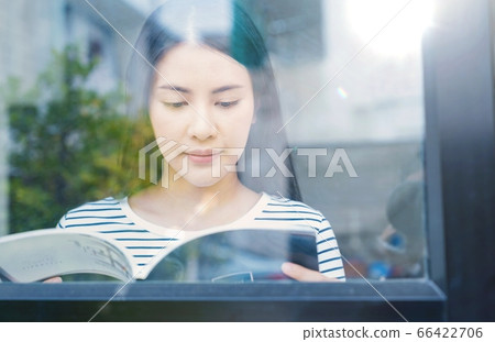 年輕漂亮的女人休閒閱讀材料享受 年輕漂亮的女人休閒閱讀材料享受 66422706