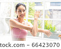 年輕漂亮的女人家庭室內運動生活方式人材料 66423070