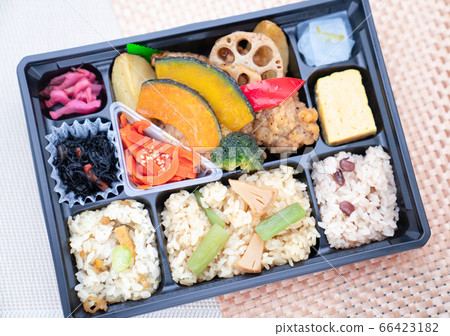 Lunch with black vinegar chicken vegetables Lunch with black vinegar chicken vegetables 66423182
