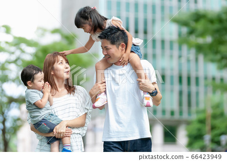 Family taking a walk in the city 66423949