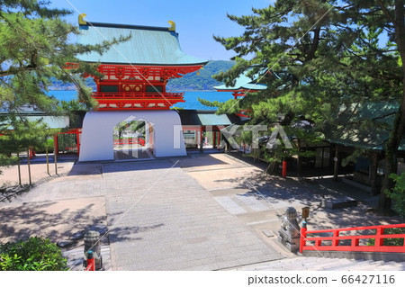 [Yamaguchi Prefecture] Akama Jingu and the Kanmon Straits under clear weather 66427116