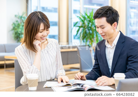看材料並製定內部旅行計劃的男人和女人 看材料並製定內部旅行計劃的男人和女人 66428082