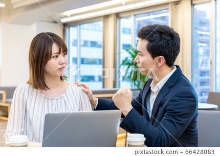 男子鼓勵沮喪的同事 男子鼓勵沮喪的同事 66428083