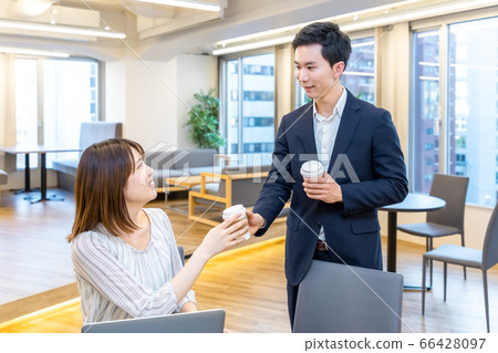 A male colleague who recommends coffee to female employees A male colleague who recommends coffee to female employees 66428097