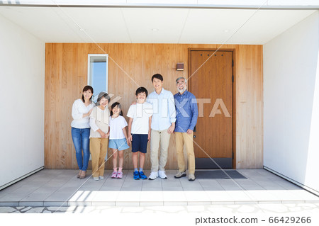 3代家庭在入口前拍紀念照 66429266