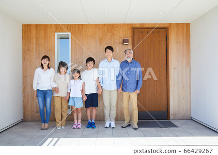 3代家庭在入口前拍紀念照 66429267