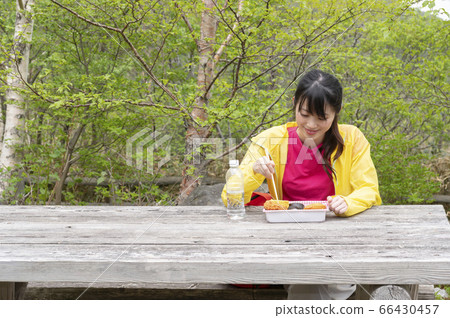 女人在遠足期間吃便當 66430457