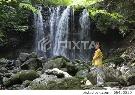 女人在山上欣賞瀑布的景色 66430830