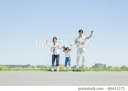High-tension parents and families jumping (new lifestyle image) 66431172