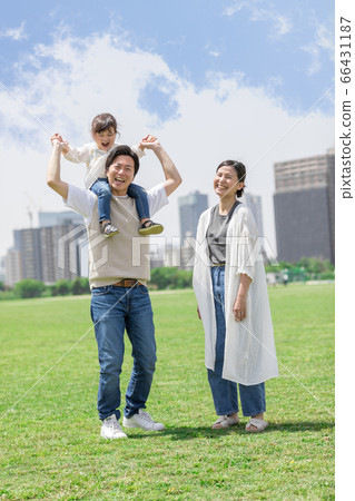 父母和孩子carrying著肩膀散步（新的生活方式圖片） 66431187