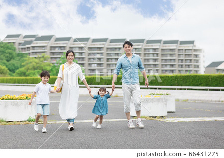 父母和孩子手牽著手,在戶外散步 父母和孩子手牽著手,在戶外散步 66431275