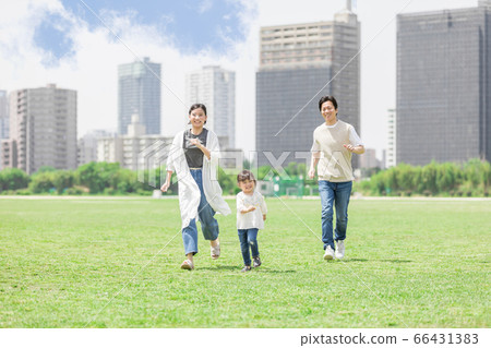 Parents and children chasing after (new lifestyle image) 66431383