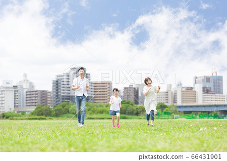 Parents and children running outdoors (new lifestyle image) Parents and children running outdoors (new lifestyle image) 66431901