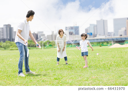 父母和孩子打羽毛球(新的生活方式圖像) 父母和孩子打羽毛球(新的生活方式圖像) 66431970