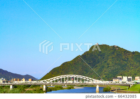 Scenery of Chungju Bridge and Mt. Kinka over the Nagara River 66432085